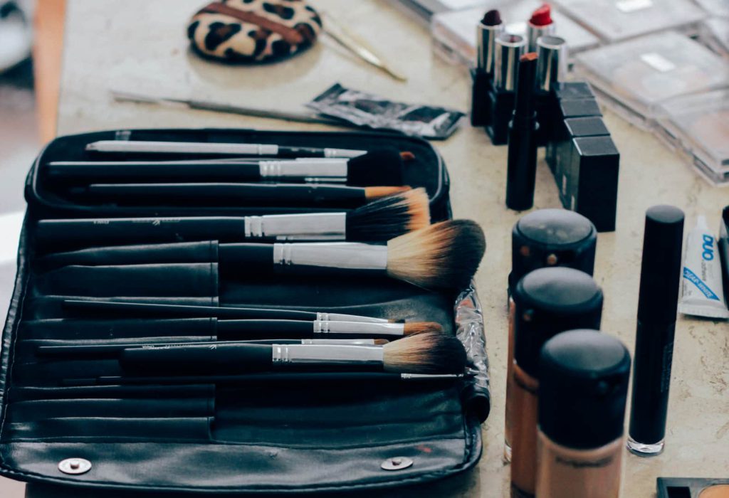 Imagem de estojo com pincéis de maquiagem para exemplificar como organizar maquiagem.