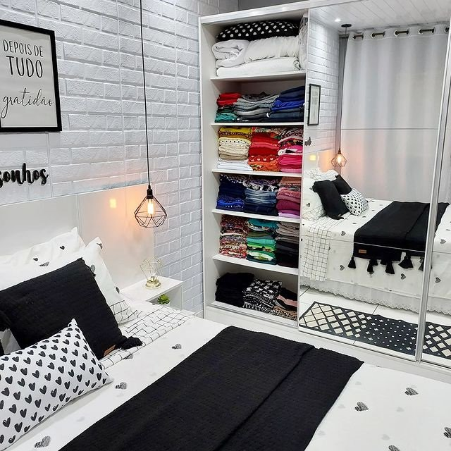 A imagem ilustra um quarto de uma casa organizada, decorado em preto e branco com guarda-roupas.