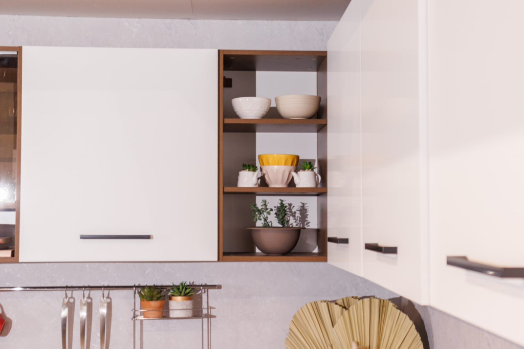 A imagem ilustra um armário de cozinha branco como presente para casa nova.