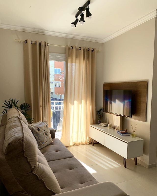 A imagem ilustra uma sala de estar com tv, representando um presente para casa nova.