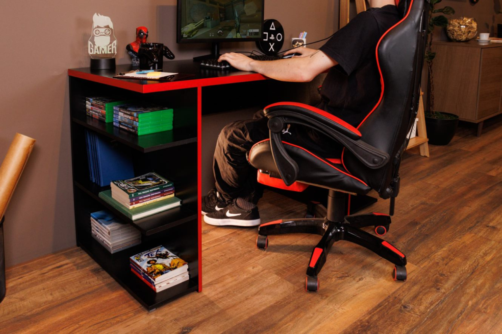 A imagem ilustra um jovem jogando em sua cadeira gamer, representando um presente para casa nova.