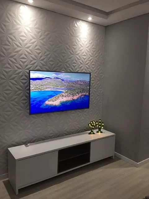 A imagem ilustra tipos de iluminação ideal para serem usadas em salas com TV.