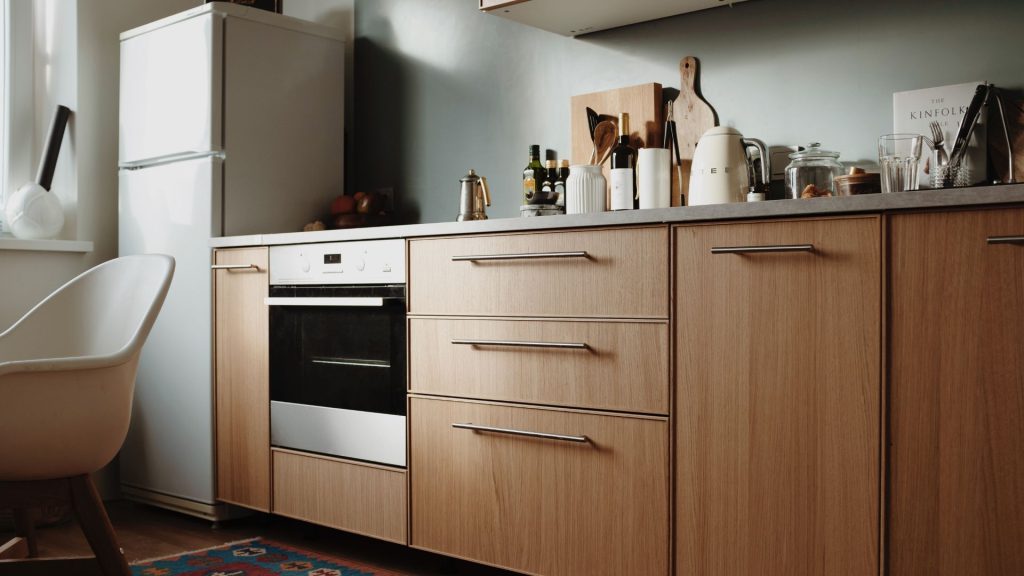 Cozinha clean e com móveis de madeira como exemplo dos estilos de cozinha.