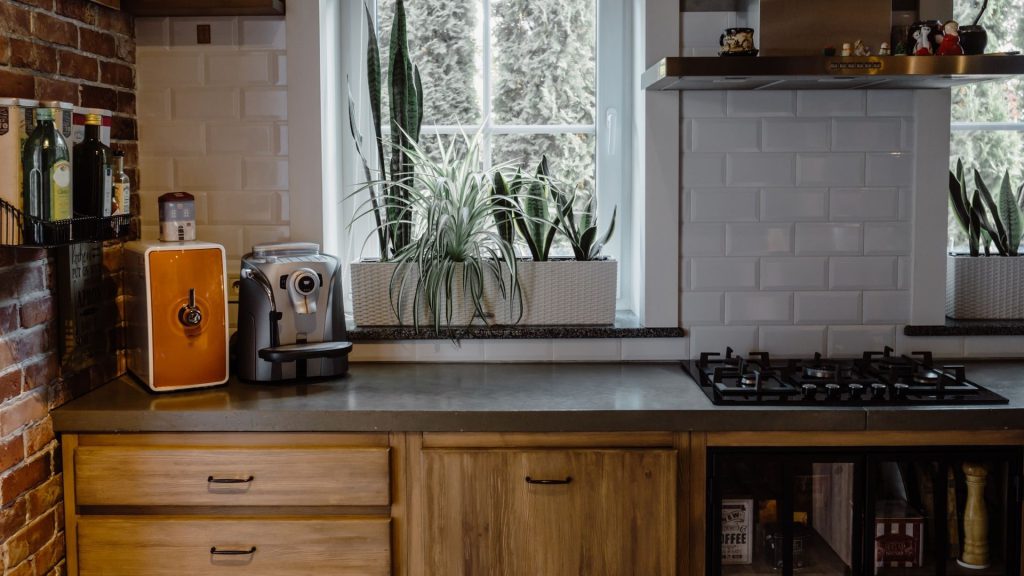 Estilo de cozinha rústico com bancadas de madeira e parede de tijolinhos.