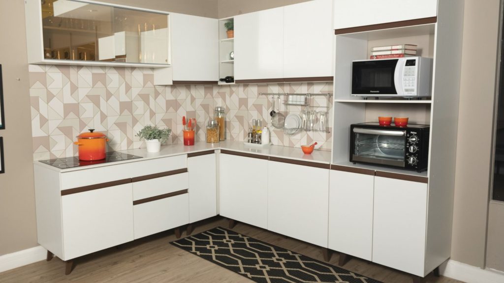 Cozinha Madesa Reims branca em um cômodo com papel de parede como exemplo de como fazer uma decoração com papel de parede.