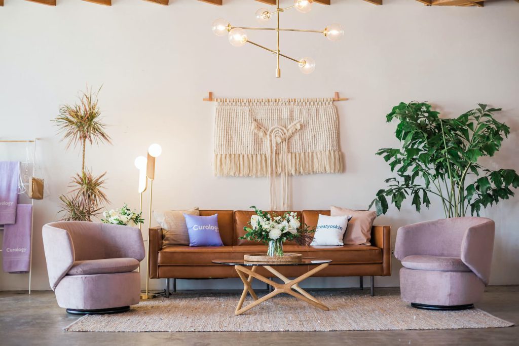 Ambiente Boho decorado com móveis vintage, tapetes, plantas e artesanato, como o macramê.