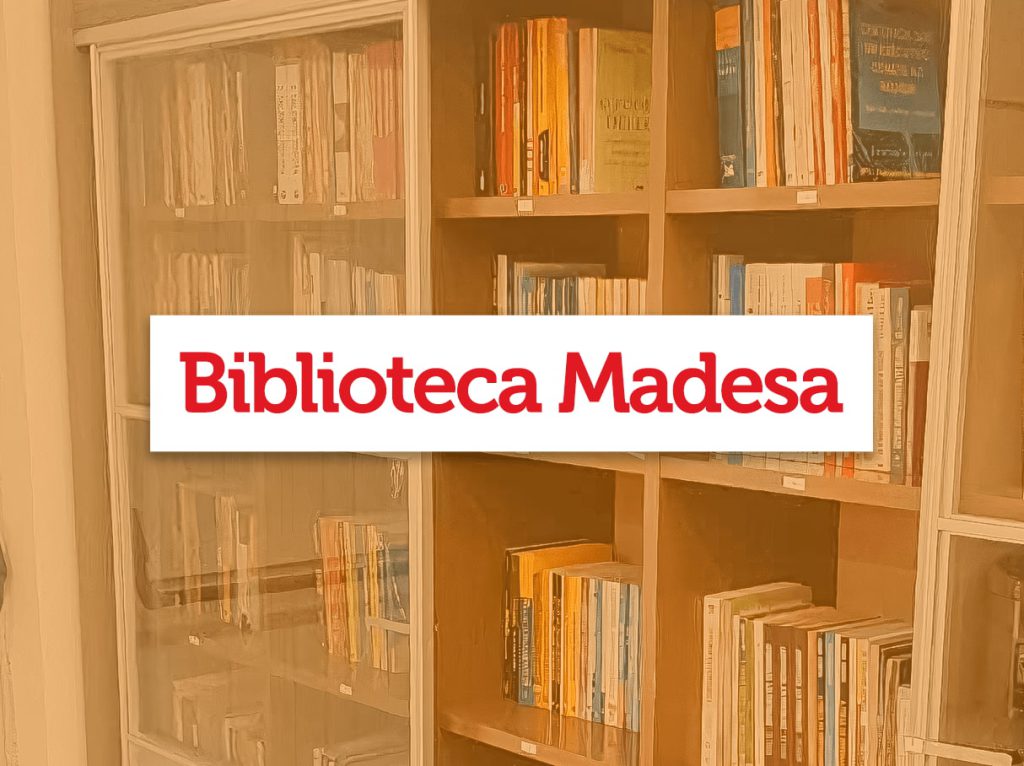 Imagem da estante de livros com o dizer "biblioteca madesa".