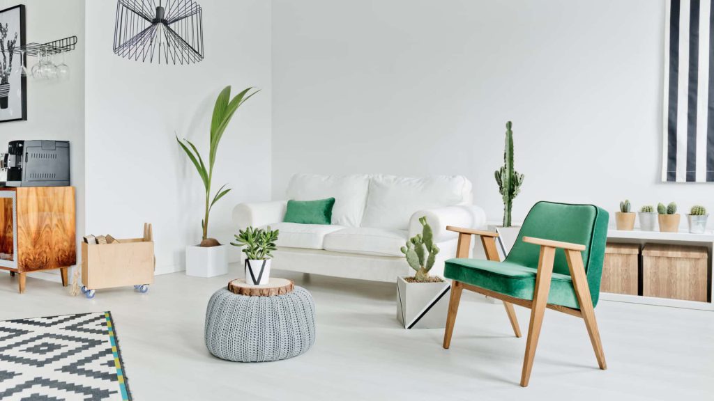 Sala de estar no estilo escandinavo, priorizando elementos naturais na decoração como a madeira.