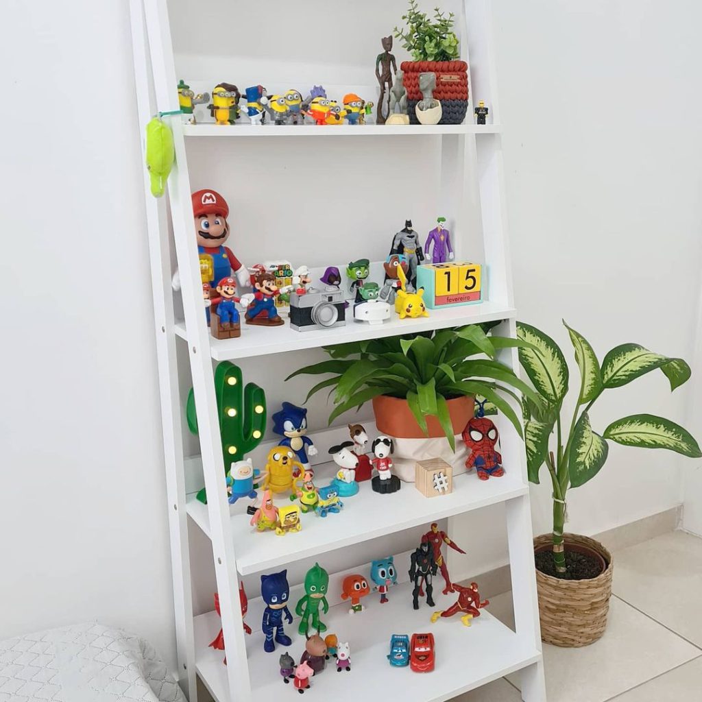 Brinquedos organizados em uma estante escada branca de uma cliente Madesa.