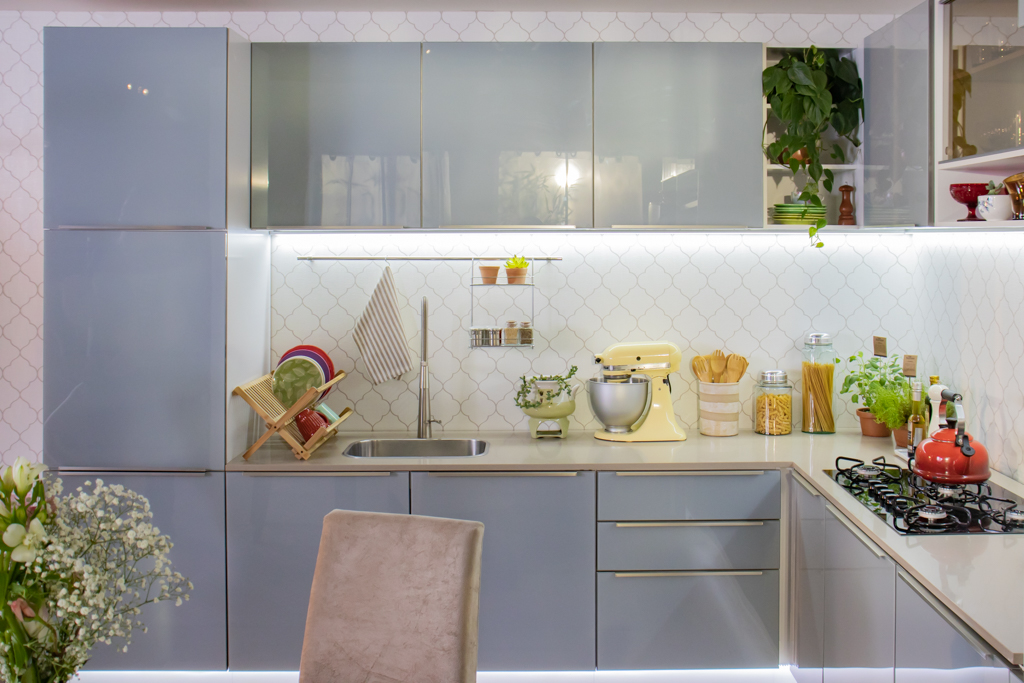 A imagem ilustra a cozinha Lux, na cor cinza. 