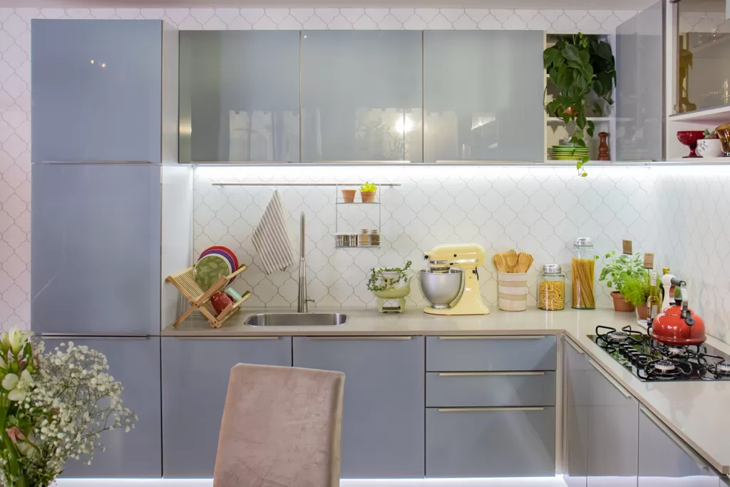 Cozinha Lux Madesa, nas cores branco e cinza, decorada com utensílios e eletrodomésticos.
