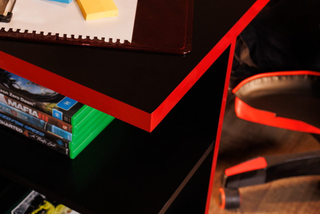 A imagem ilustra um detalhe em vermelho de uma escrivaninha de madeira como uma das ideias para trabalhar em casa.