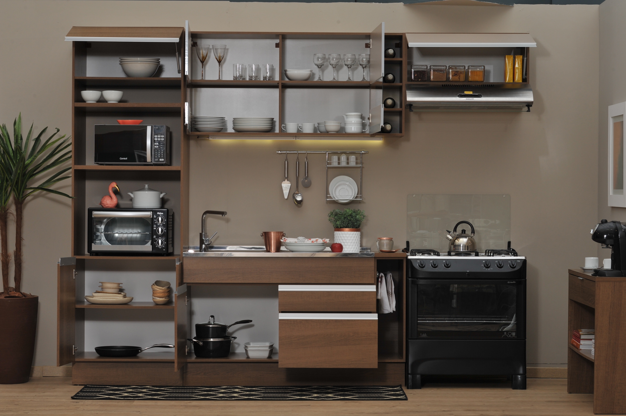 Como organizar armários de cozinha e aproveitar todo o espaço