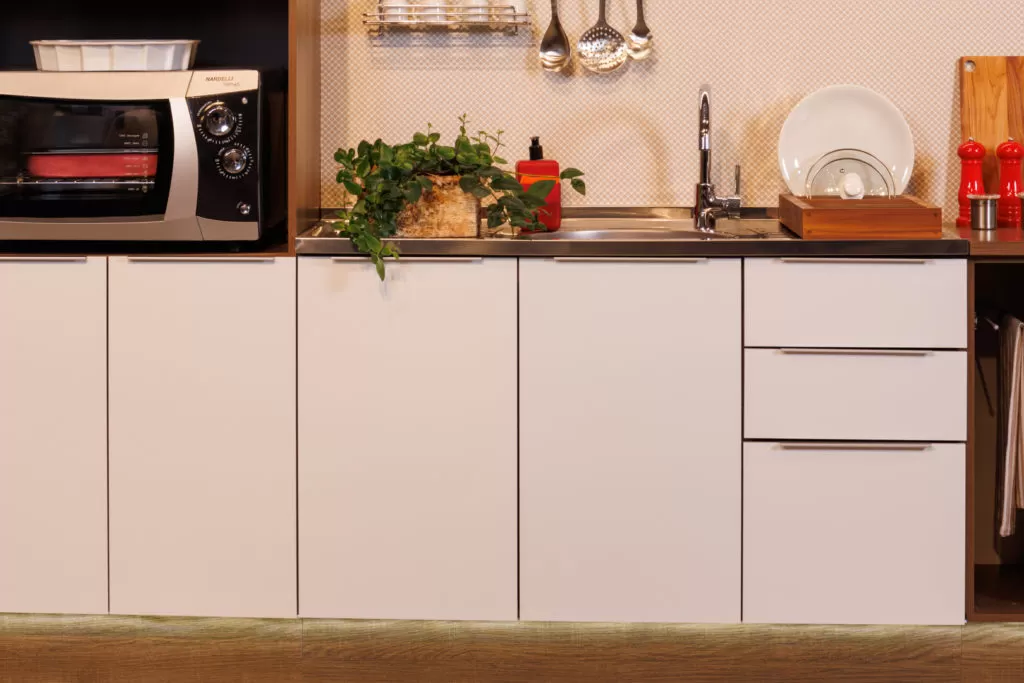 A imagem ilustra os armários de cozinha Madesa, na cor branca.