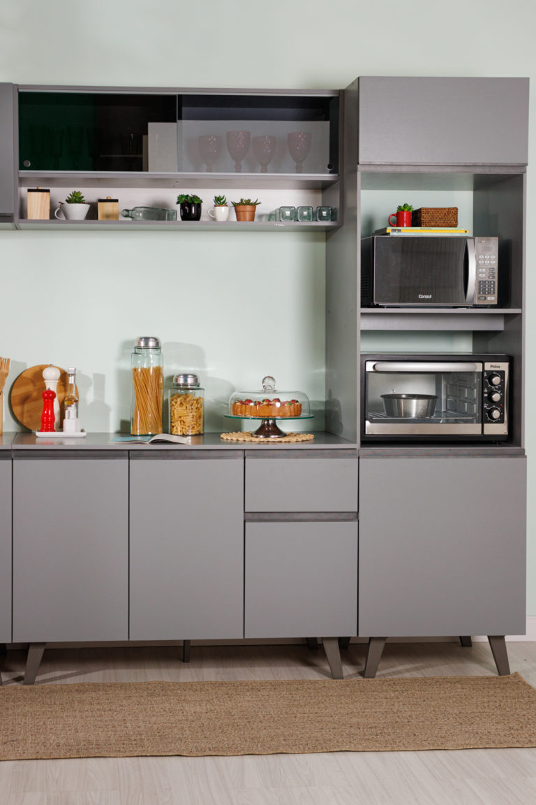 Explore o espaço da cozinha com nichos para forno e micro-ondas