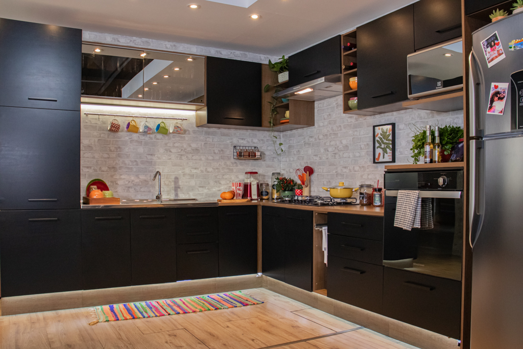Foto aberta da cozinha completa Agata Rustic, decorada com utensílios e eletrodomésticos.