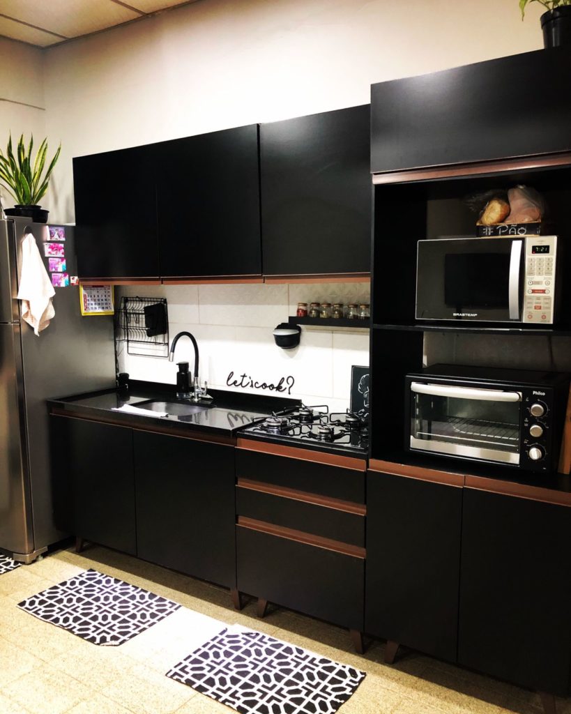 Explore o espaço da cozinha com nichos para forno e micro-ondas