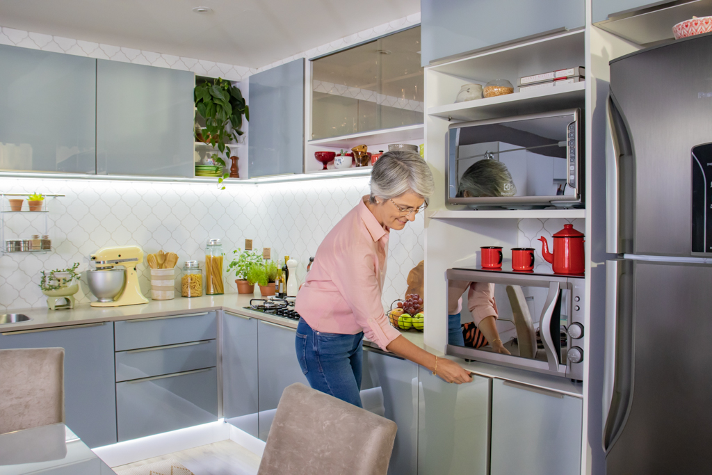 Explore o espaço da cozinha com nichos para forno e micro-ondas