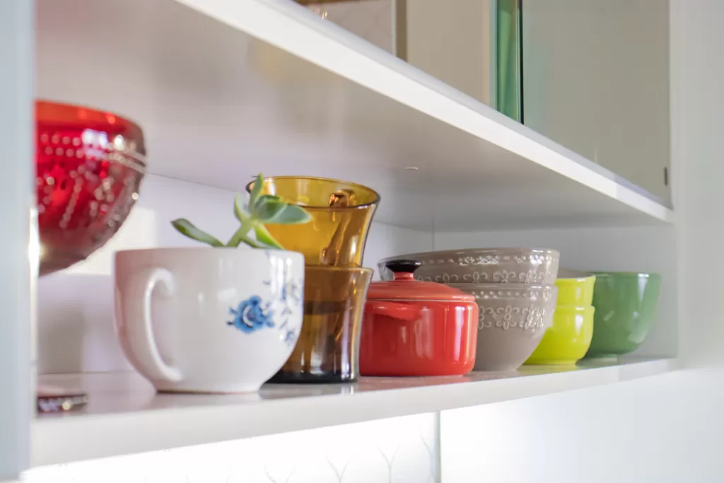 A imagem ilustra louças coloridas como sugestão de o que pedir no chá de cozinha.