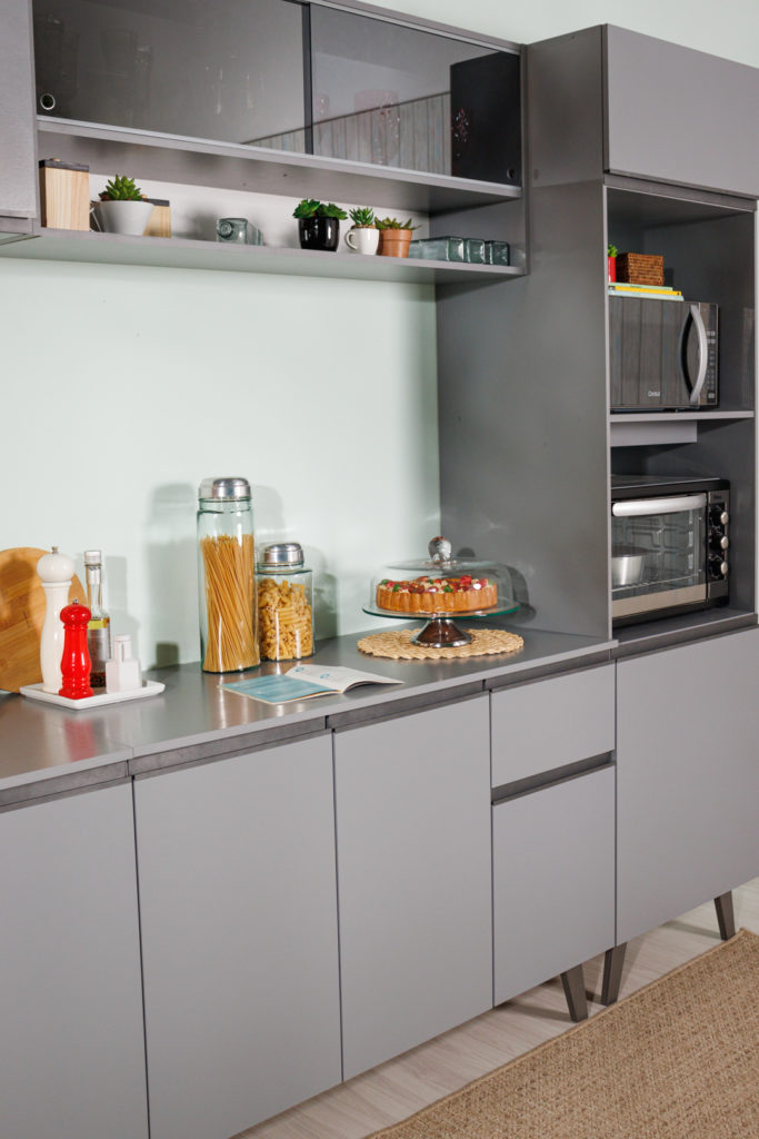 A imagem representa cozinhas planejadas simples em mdp, com uma cozinha cinza.