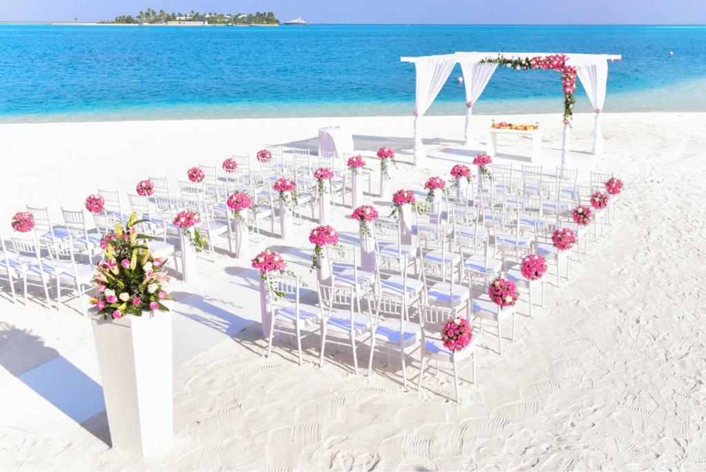 A imagem ilustra uma linda decoração de casamento na praia.