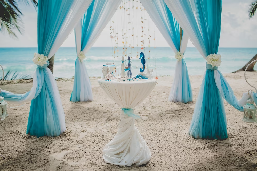 Decoração de casamento na praia com tecidos azul tiffany.