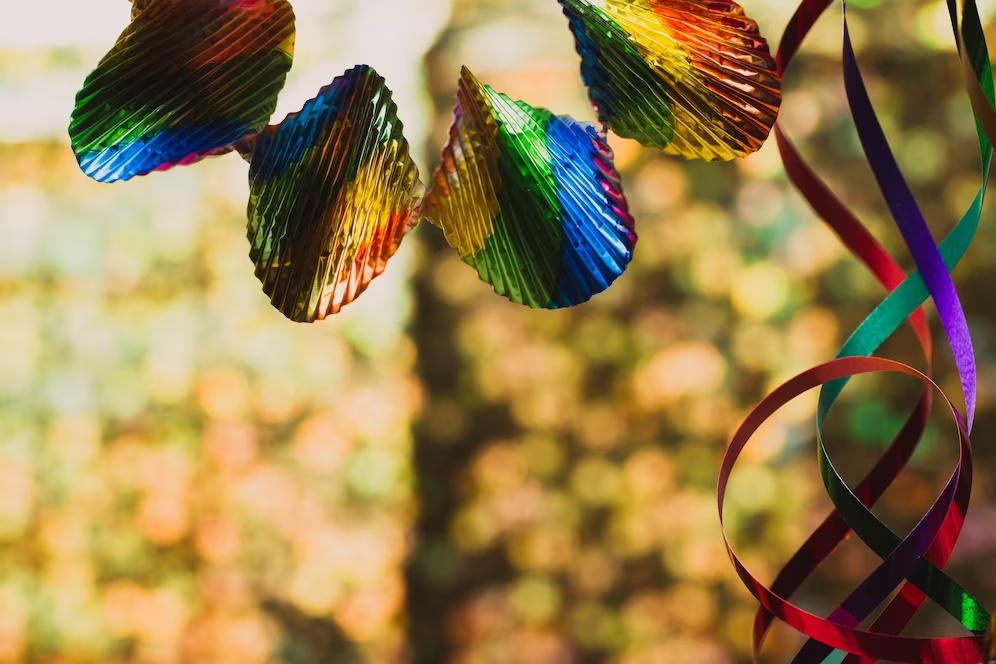 A imagem ilustra fitas coloridas penduradas na festa tema carnaval.