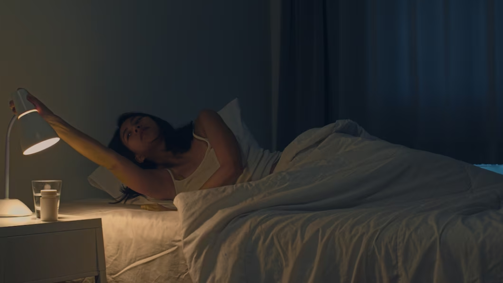 A imagem ilustra uma jovem mulher indo dormir após fazer a higiene do sono.
