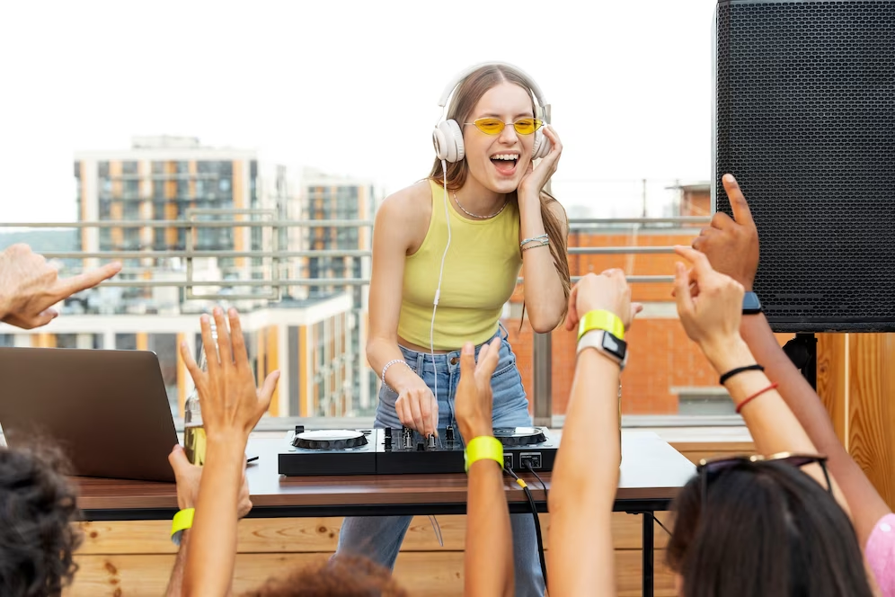 A imagem ilustra uma jovem mulher em sua mesa de dj tocando para os amigos em sua festa tema carnaval.