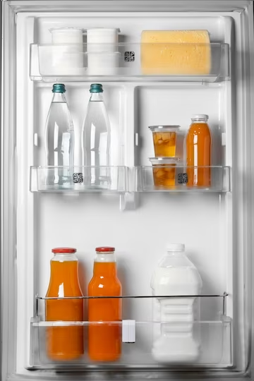 A imagem ilustra a porta de uma geladeira organizada.