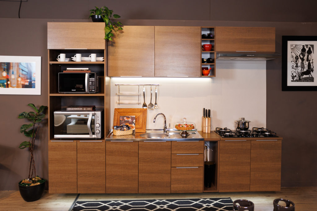 Cozinha Stella Madesa, na cor rustic, decorada com utensílios e eletrodomésticos.