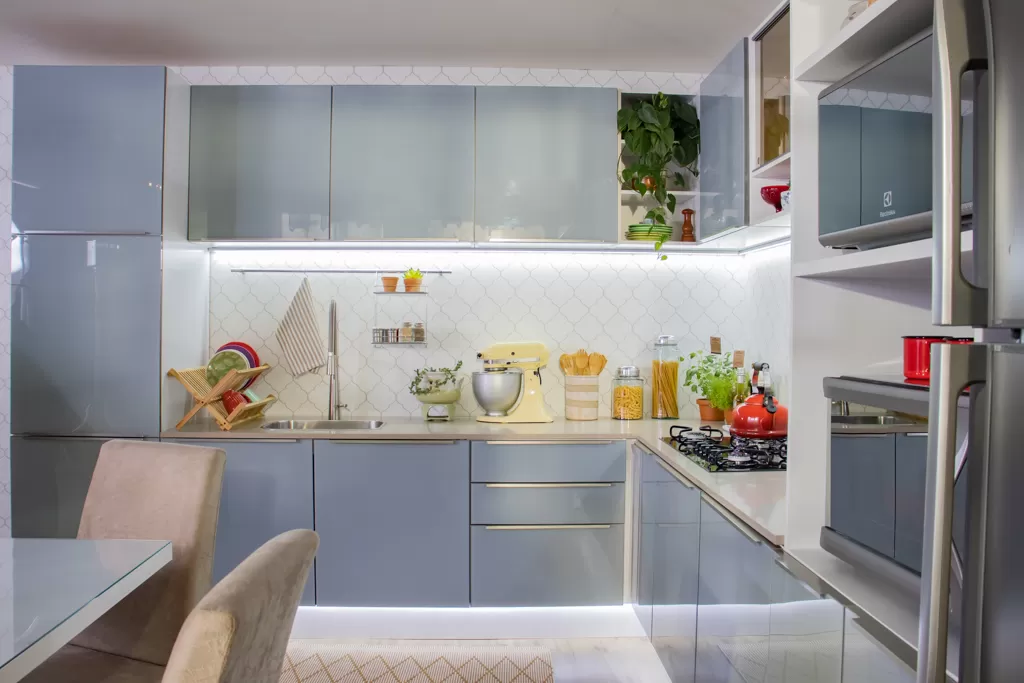 Cozinha Lux Madesa, nas cores cinza e branco, decorada com utensílios e eletrodomésticos.