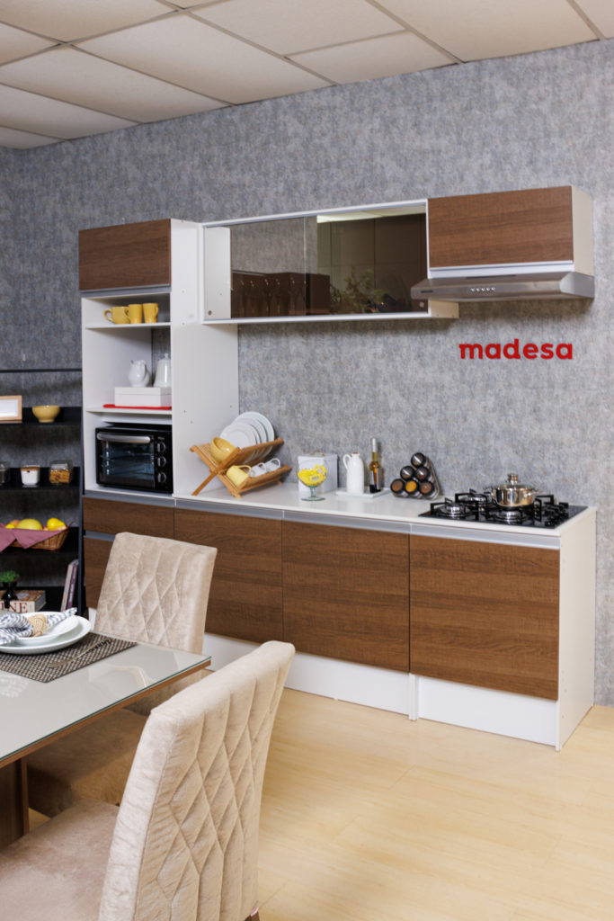 A imagem ilustra uma cozinha gourmet pequena Madesa branca e marrom.