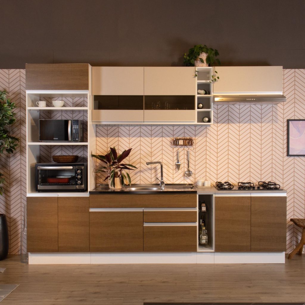 A imagem ilustra uma cozinha gourmet pequena marrom e branca Madesa
