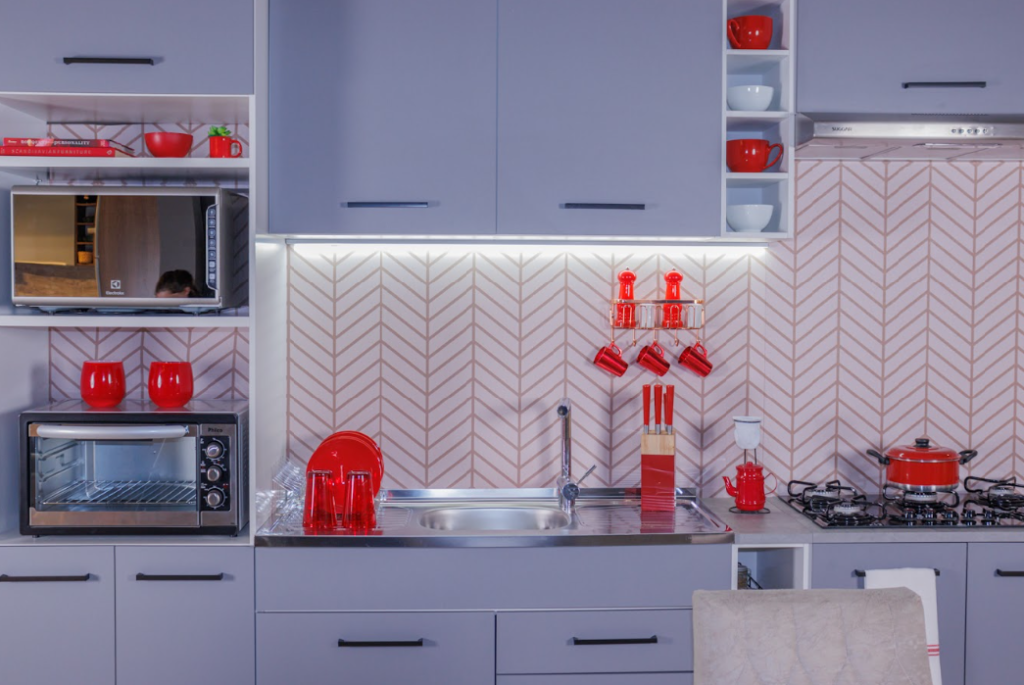 A imagem ilustra uma das cozinhas planejadas modernas da Madesa na cor azul.