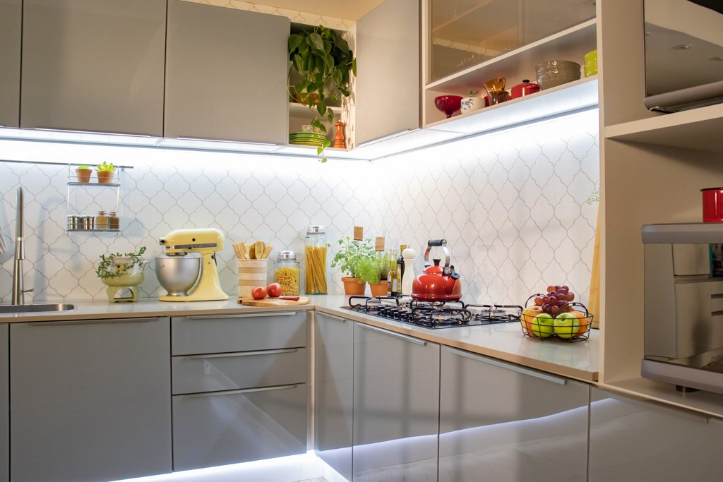 A imagem ilustra um dos modelos de cozinha Madesa, com bancadas e armários na cor cinza.