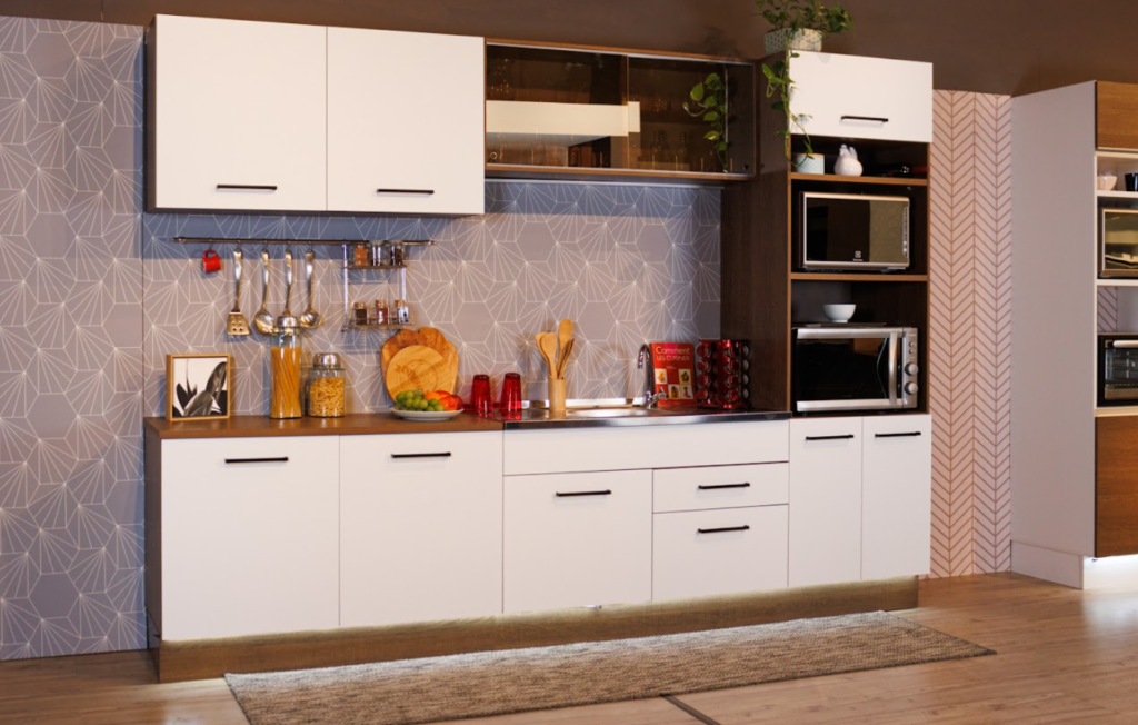 A imagem ilustra um dos modelos de cozinhas Madesa no formato completo e na cor branca.
