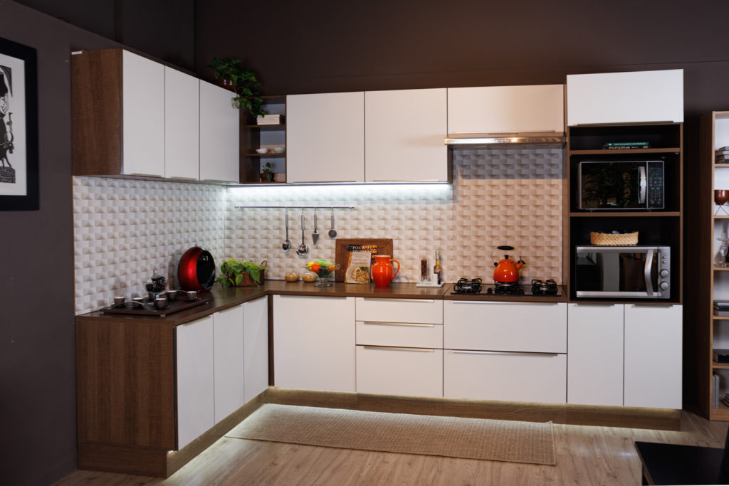 Cozinha decorada da linha Lux Rustic, nas cores amadeirado e branco.