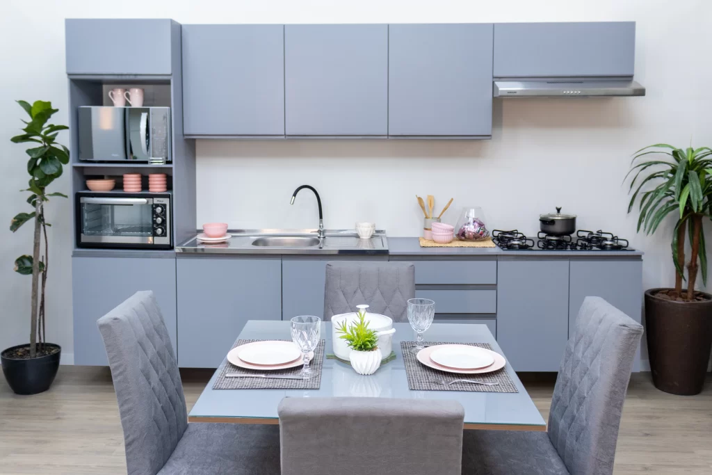 Mesa de cozinha cinza com cozinha cinza de fundo