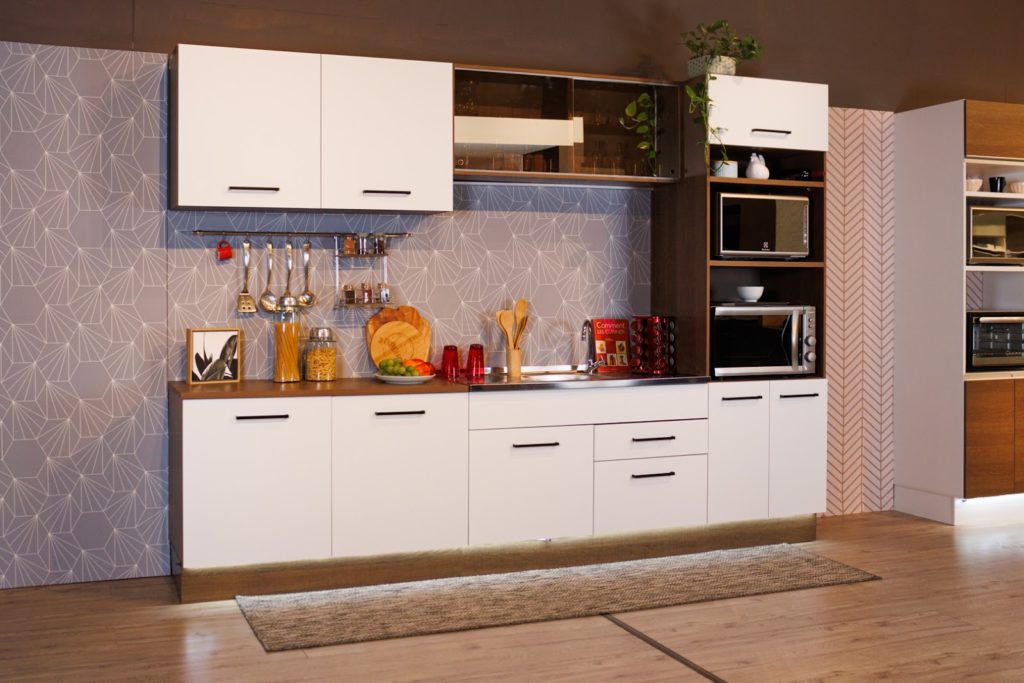 Foto aberta da cozinha completa Agata, nas cores rustic e branco, decorada com utensílios e eletrodomésticos.