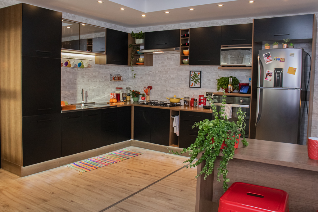 Foto aberta da cozinha planejada completa Agata, decorada com utensílios e eletrodomésticos.