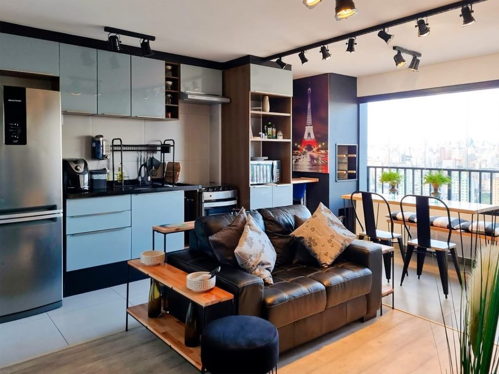 Foto aberta da cozinha Lux, na cor cinza, decorada com utensílios e eletrodomésticos.