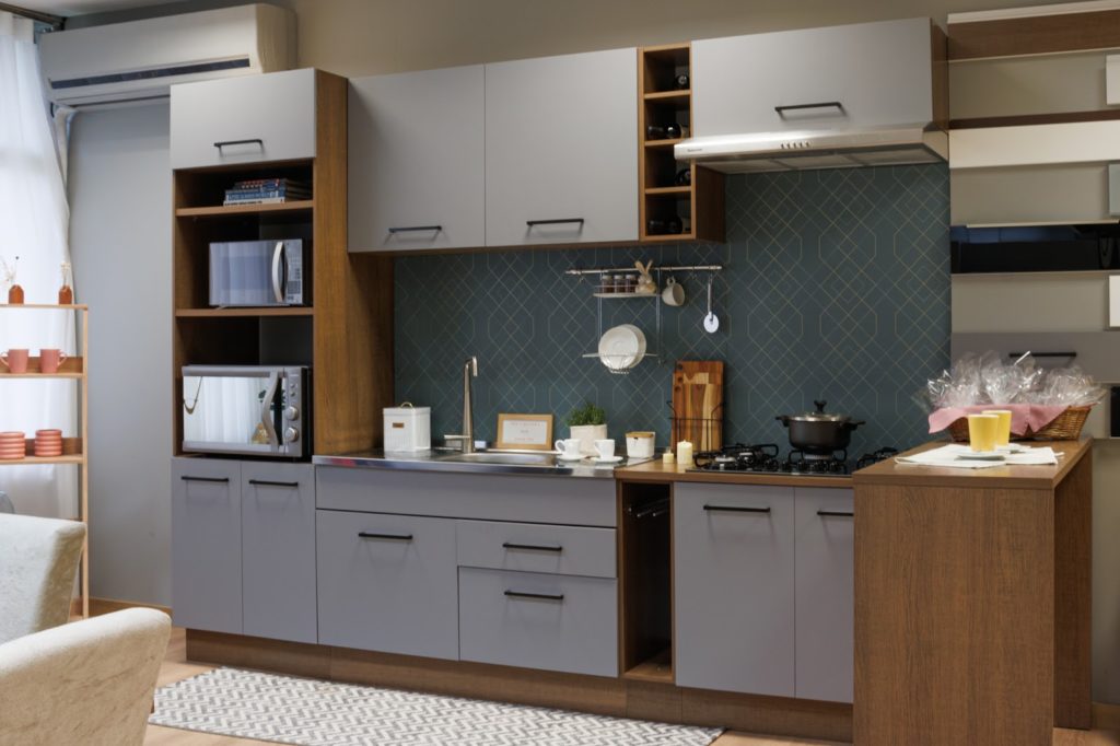 Cozinha Agata, nas cores cinza e rustic, decorada com utensílios de cozinha e eletrodomésticos.