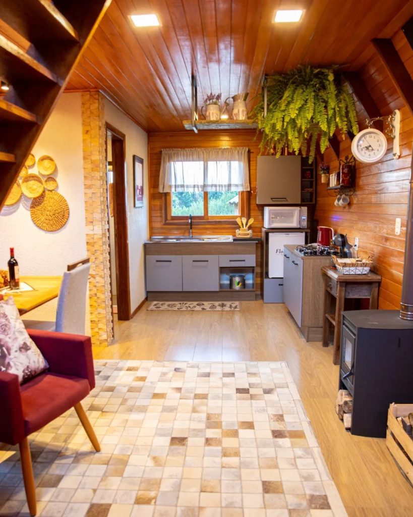 Cozinha Madesa, nas cores rustic e cinza, numa cabana rústica e decorada com plantas, utensílios e outros itens naturais.