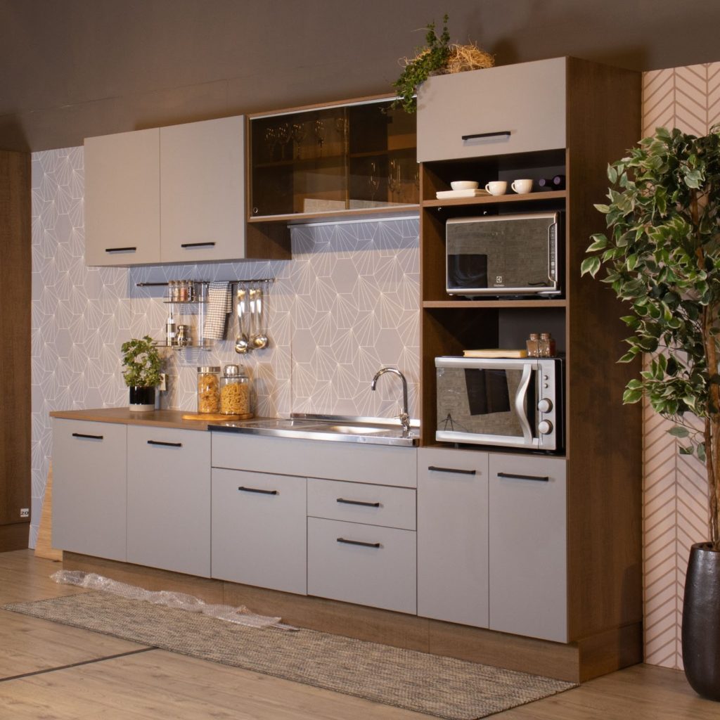 Foto aberta da cozinha Agata, nas cores rustic e cinza, decorada com utensílios e eletrodomésticos.