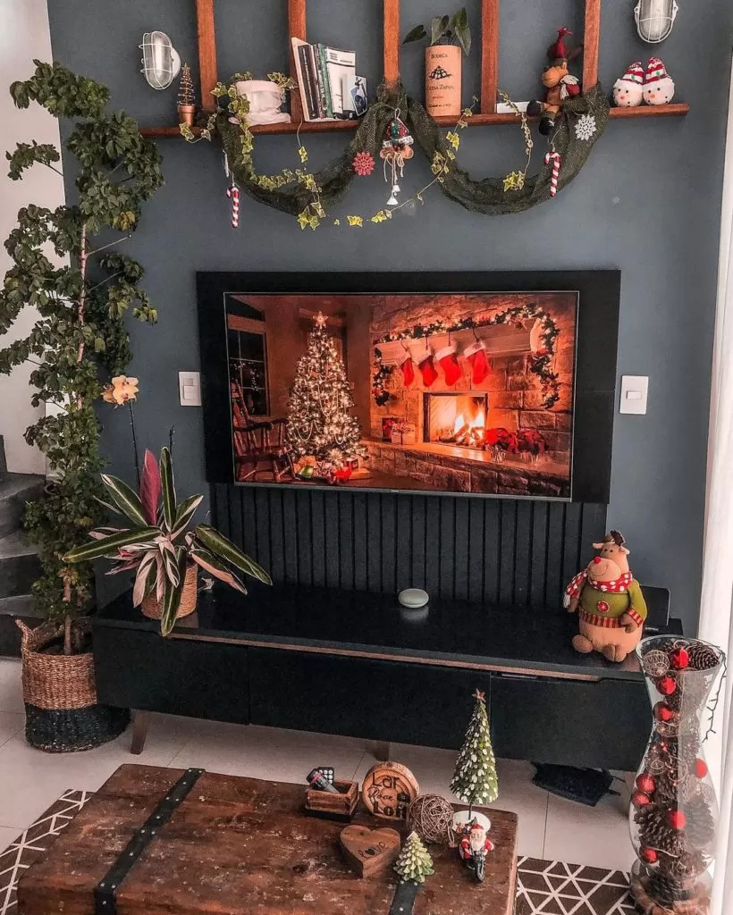Sala de estar decorada com as cores preto e marrom, com itens de Natal de madeira para decoração.