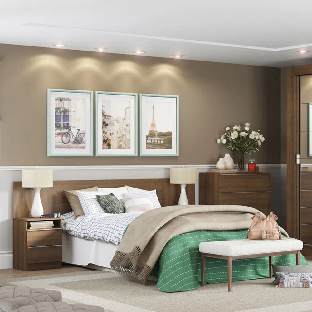 Quarto com cama de casal, cabeceira extensível Madesa na cor Rustic e aparador à direita, todos decorados com jogos de cama e luminárias.