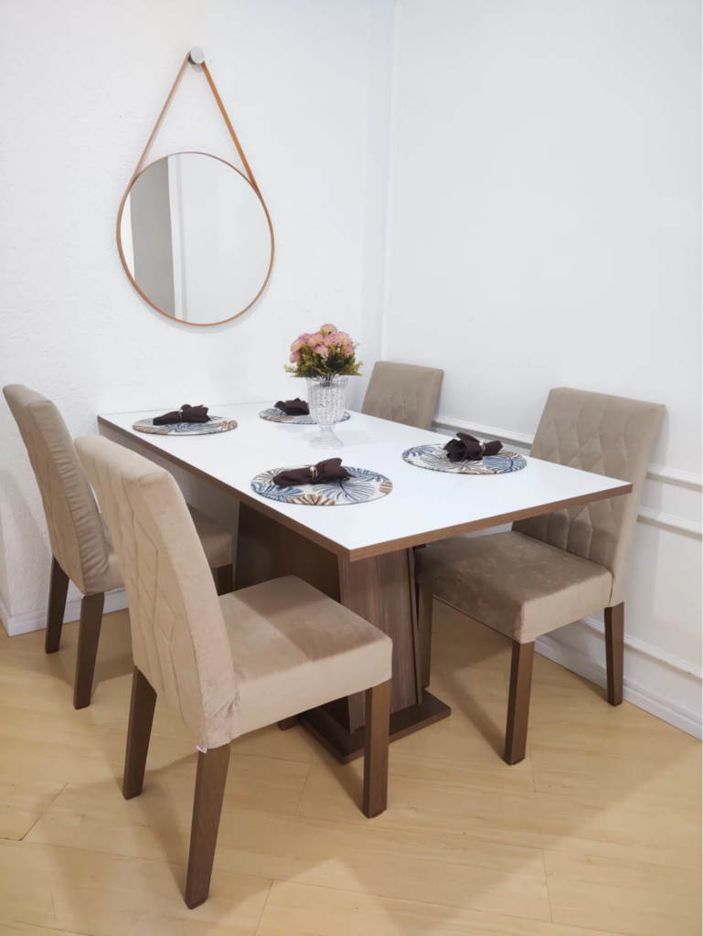 Mesa de jantar Madesa retangular nas cores branco e rustic, com 4 cadeiras e decorada com flores e arranjo de mesa.