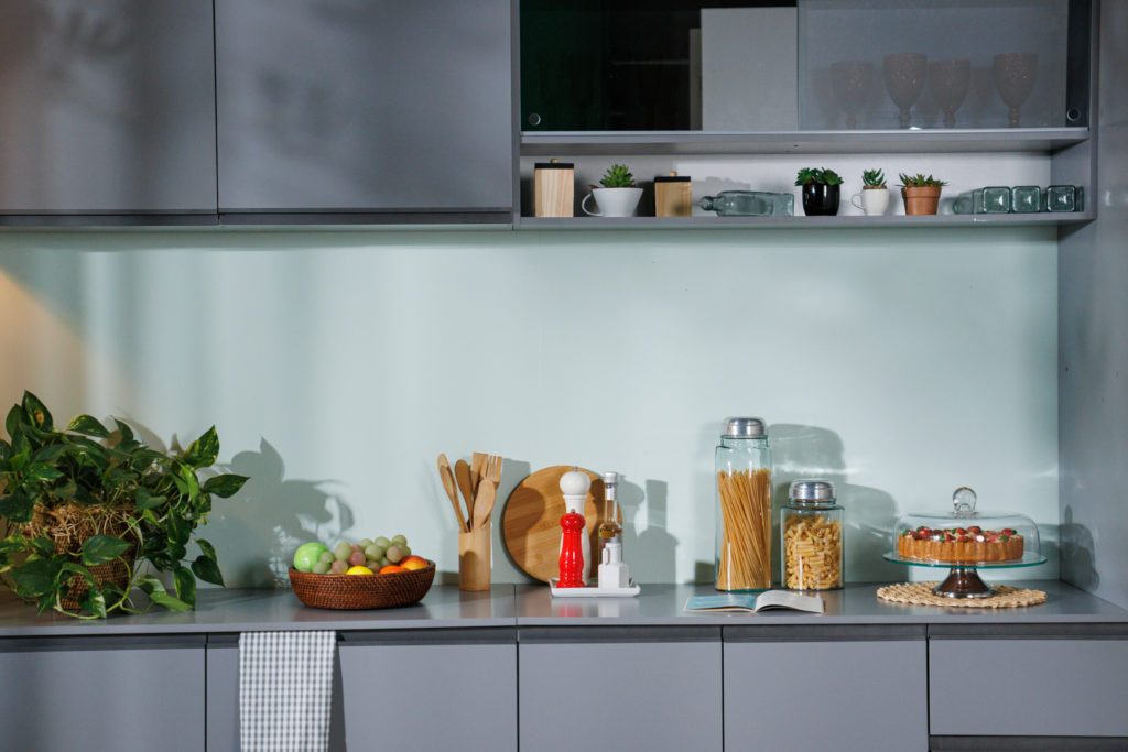 Cozinha Nice Madesa na cor cinza, decorada com utensílios e eletrodomésticos.