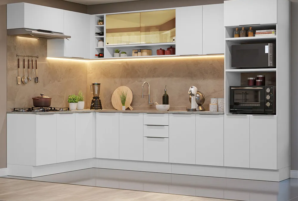 Cozinha de canto Stella, na cor branca, decorada com utensílios, eletrodomésticos e pontos de luz nos armários.
